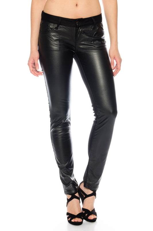 Cipo & Baxx Damen Jeans in schwarz mit Kunstleder auf der Vorderseite und elastischem Stoff.