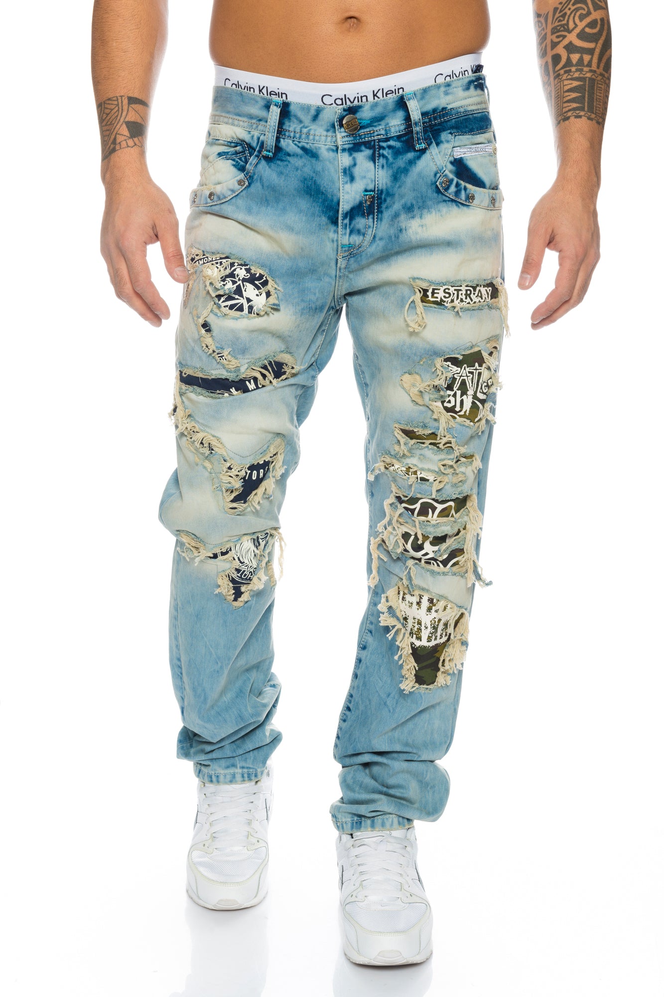 Cipo und Baxx Herren Jeans Hose in hellblau mit großen destroyed Stellen, welche mit Stoff unterlegt sind.ichter Waschung.