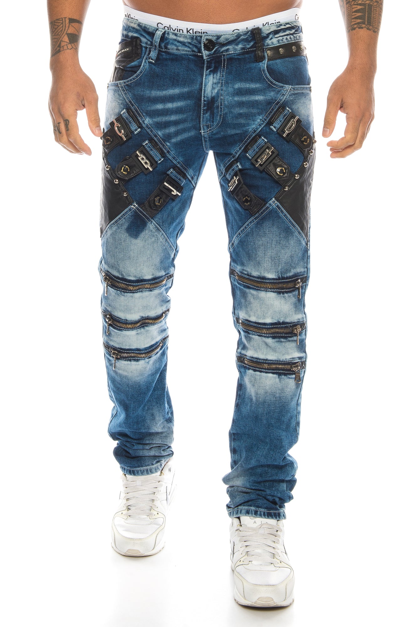 Cipo und Baxx Herren Jeans Hose in blau mit Zierreißverschlüssen und Kunstlederapplikationen 