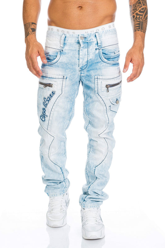 Cipo und Baxx Herren Jeans Hose mit dicken Kontrast Nähten und ausgefallenen Designelementen wie Zierreißverschlüsse in hellblau