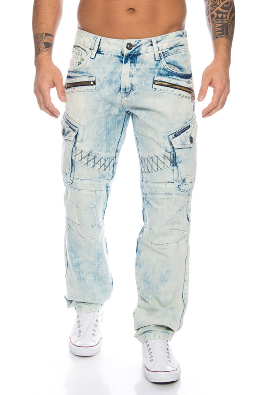 Cipo und Baxx Herren Jeans Hose in hellblau mit Kontrast Nähten und Zierreißverschlüssen.