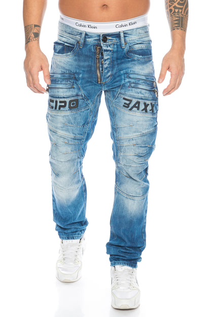 Cipo & Baxx Herren Jeans Hose in blau mit big Label Patchverzierungen und stylischer Waschung.